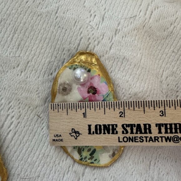 Handmade Decoupage Oyster Shell Trinket Dish Flowers, Pearls, Gold Trim - Picture 8 of 9